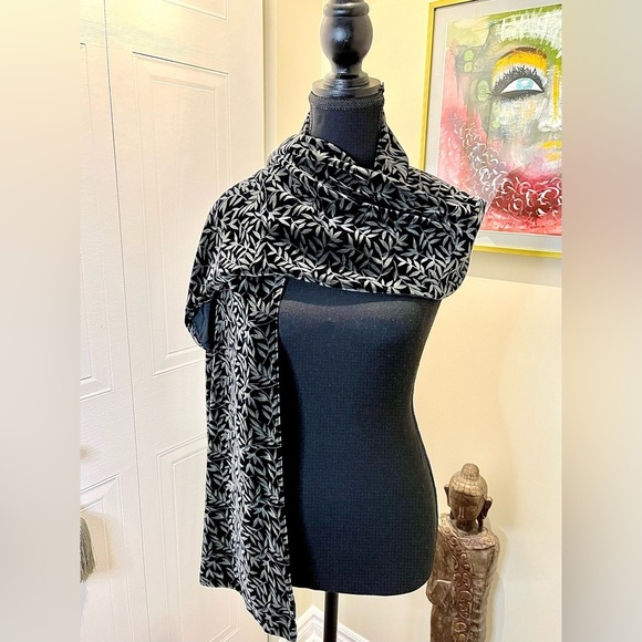 ππππ€ Adini black silk blend velvet shawl/scarf w/willow silvery grey pattern - Picture 3 of 9
